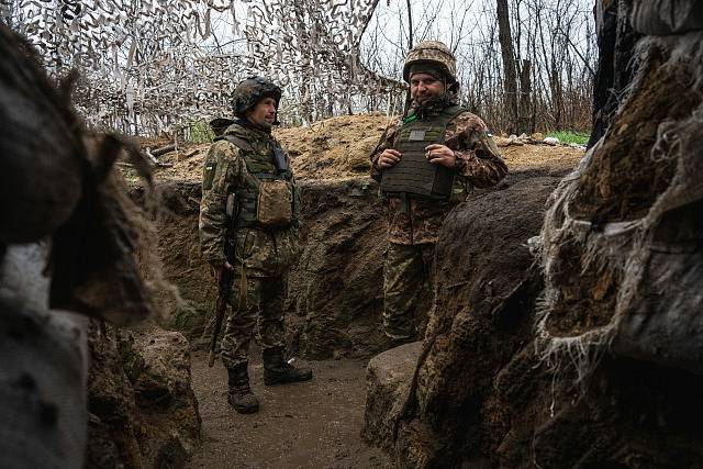 Ukrajinští vojáci v zákopech v Donbasu.