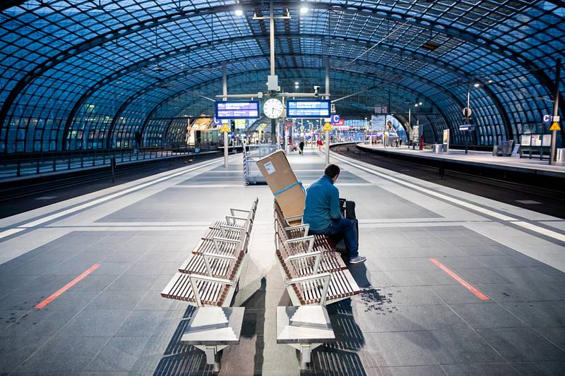 Pohled na téměř prázdné nástupiště hlavního vlakového nádraží v Berlíně, 23. srpna 2021
