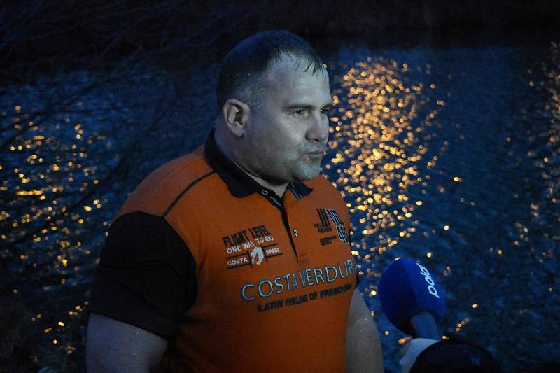 Otužilec Pavel Poljanský si kvůli pandemii musel v Kobylím rybníce v Bruntálu zaplavat sám. Bez podpory diváků i bez odolných spoluplavců.