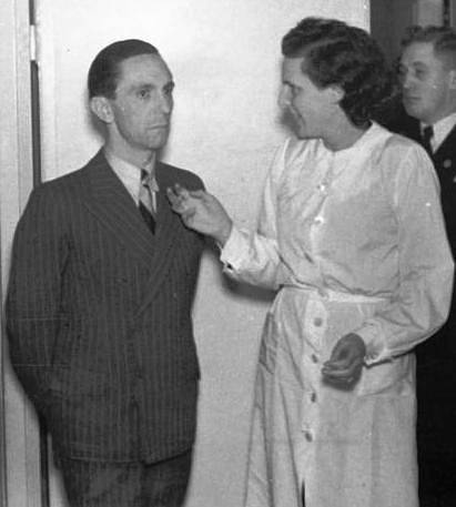 Režisérka Leni Riefenstahlová ve společnosti nacistického ministra propagandy Josepha Goebbelse