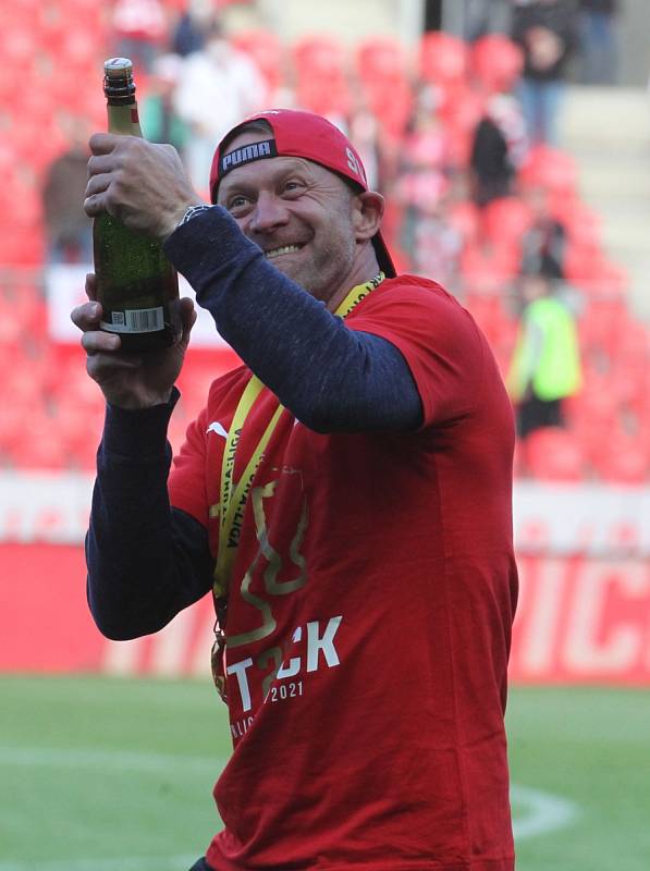 Mistrovské oslavy fotbalistů Slavie po zisku trofeje.