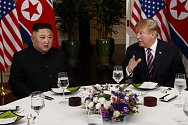Americký prezident Donald Trump (vpravo) a severokorejský vůdce Kim Čong-un během večeře v Hanoji