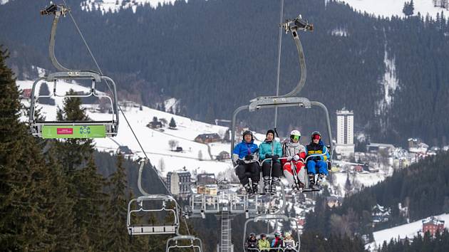 Lyžařské středisko v Peci pod Sněžkou v Krkonoších na snímku 30. prosince 2021.