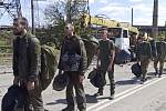 Ukrajinští vojáci opouštějí Azovstal - Na fotografii z videa ruského ministerstva obrany opouštějí ukrajinští vojáci 20. května 2022 ocelárnu Azovstal v Mariupolu.
