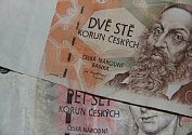 Peníze, bankovky, české koruny - ilustrační foto.