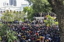 Dav demonstrantů před sídlem srílanského premiéra v Kolombu, 13. července 2022.