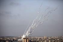 Rakety odpálené z pásma Gazy letí směrem na Izrael