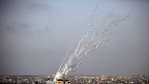 Rakety odpálené z pásma Gazy letí směrem na Izrael