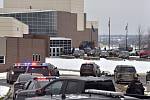 Policejní vozy před střední školou v americkém státě Michigan, kde došlo ke střelbě.