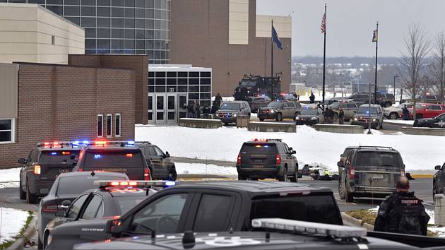 Policejní vozy před střední školou v americkém státě Michigan, kde došlo ke střelbě.
