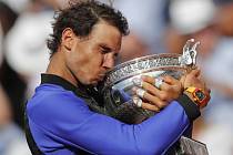 Rafael nadal se svou nejoblíbenější trofejí. Podesáté kraloval Roland Garros.