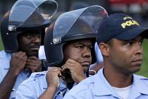 Policisté v americkém Fergusonu opět zasahovali proti demonstrantům.