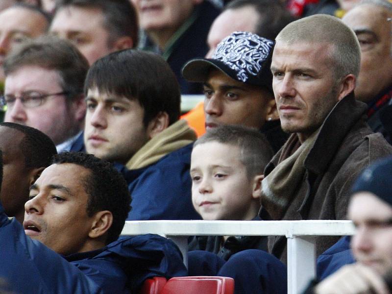 David Beckham sleduje se svým synem Brooklynem marné snažení Arsenalu v duelu s Birminghamem.