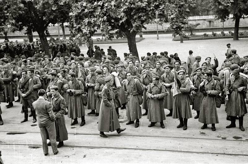 Nástup příslušníků španělské Modré divize před odjezdem na východní frontu