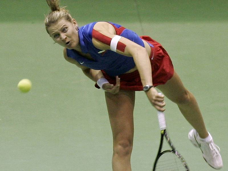 Lucie Šafářová odvrací míček v zápase s Bethanií Mattekovou-Sandsovou z USA.