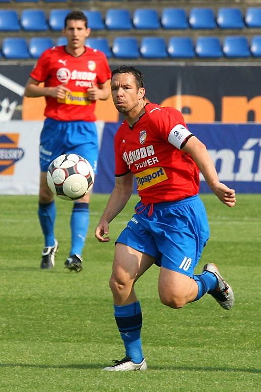 Plzeňský kapitán Horváth odkopává míč při zápase s Brnem.