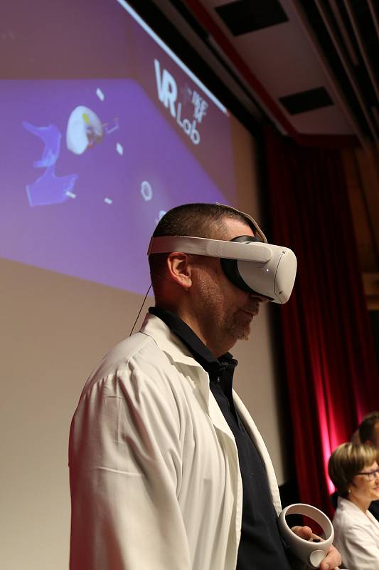 Na plátně i v brýlích přítomných novinářů se zobrazuje to, co vidí ve svých brýlích docent Froněk a jak si může virtuální orgán upravit.