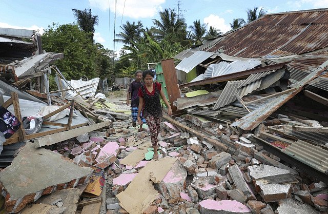 Následky zemětřesení v Indonésii.