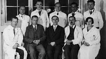 Ředitel Bohuslav Albert s lékaři v roce 1928.