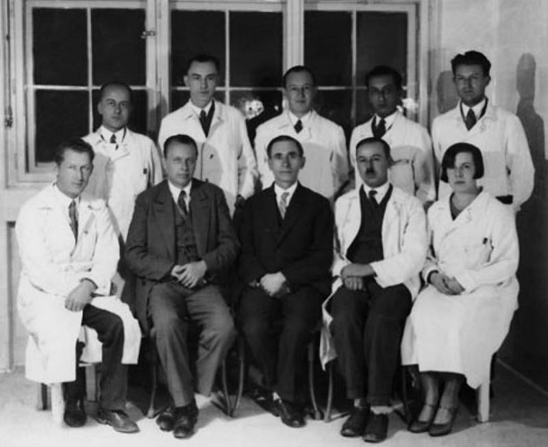 Ředitel Bohuslav Albert s lékaři v roce 1928.