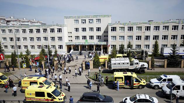 Vozidla záchranářů a bezpečnostních složek u budovy školy v ruské Kazani, kde útočili dva ozbrojenci, 11. května 2021.