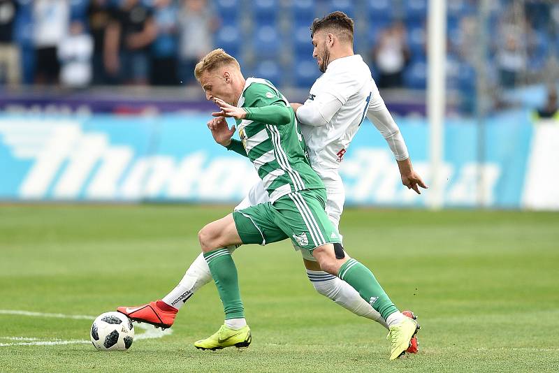 Semifinále fotbalového poháru MOL Cupu: FC Baník Ostrava - Bohemians Praha 1905, 24. dubna 2019 v Ostravě. Na snímku (zleva) David Puškáč a Patrizio Stronati.