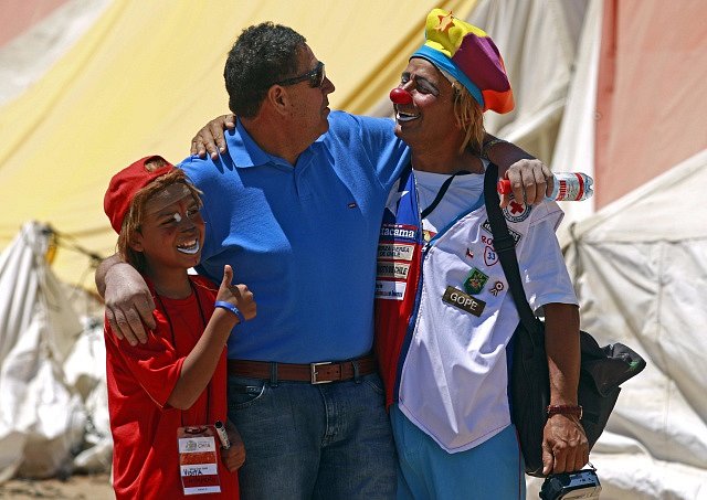 Luis Urzua (na snímku s dalším zachráněným chilským horníkem Rolandem Gonzalesem) varuje thajské chlapce před mediálním cirkusem