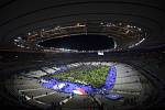 Čtyři lidé zahynuli při pumových útocích u fotbalového stadionu.