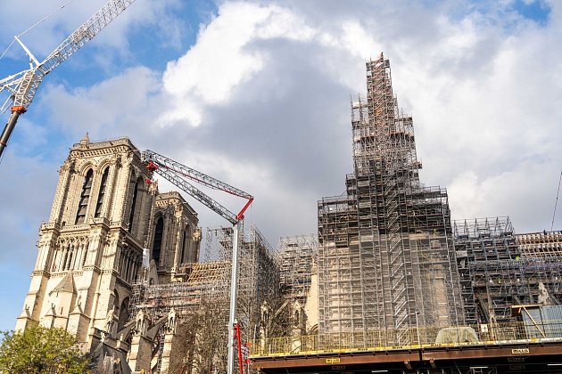 Pařížská katedrála Notre-Dame dostala nový kříž. Otevřena má být za rok