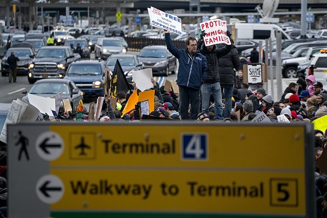  Stovky lidí protestovaly proti Trumpovu migračnímu příkazu