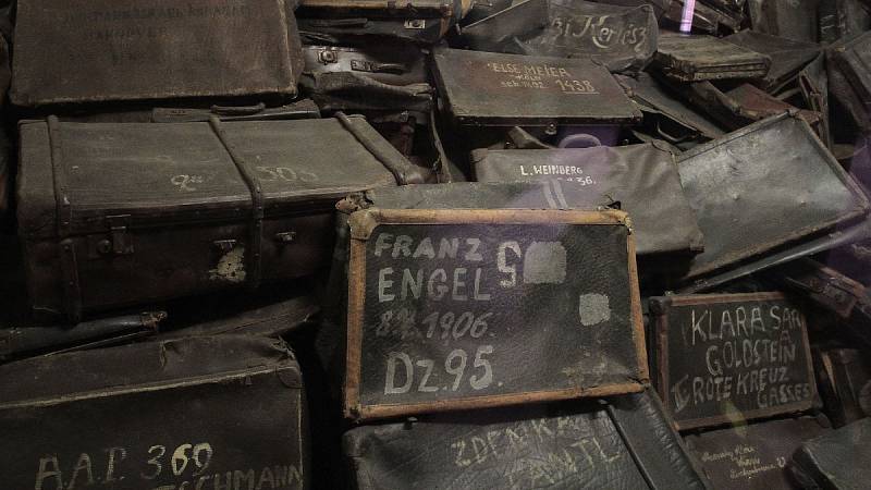 Statisíce kufrů, které Sověti našli ve skladech v táboře Auschwitz po osvobození.