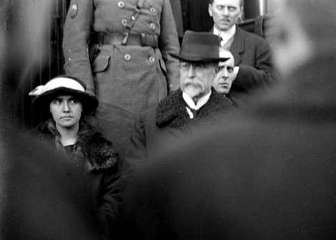 Tomáš Garrigue Masaryk s dcerou Olgou dne 21. prosince 1918 na nádraží v Táboře při zastávce na své cestě do Prahy