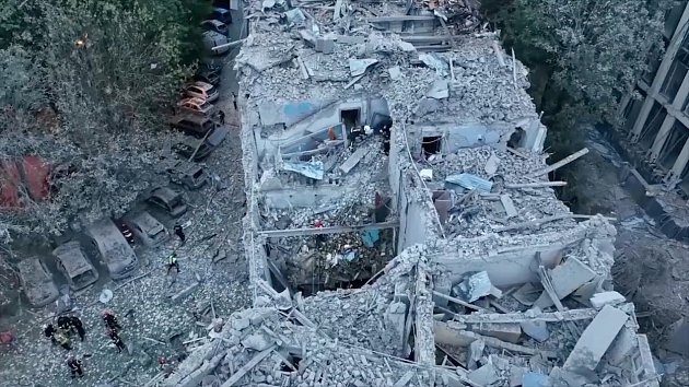 Zničený bytový dům po ostřelování západoukrajinského města Lvov.