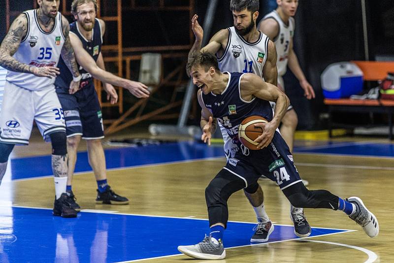 Momentka z utkání basketbalové Kooperativa NBL mezi USK Praha a Děčínem.