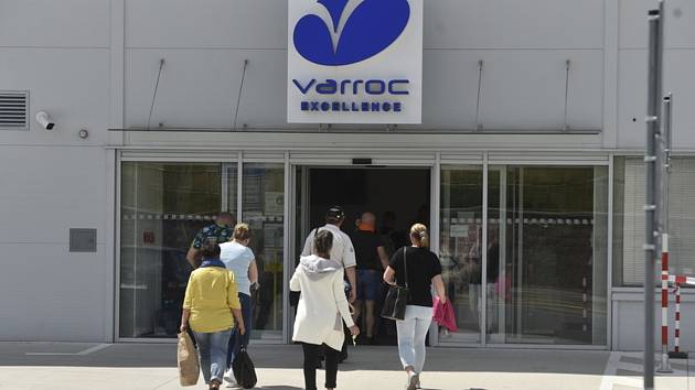 Sídlo společnosti Varroc Lighting v Šenově u Nového Jičína (na snímku ze 14. července 2020), kde se objevil mezi zaměstnanci covid-19.