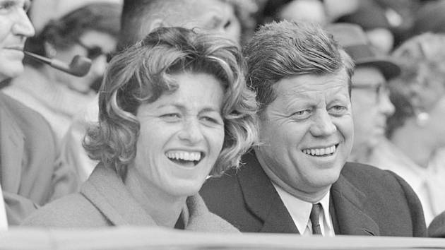 Americký prezident John Kennedy a jeho sestra Jean Kennedyová Smithová na snímku z roku 1961.