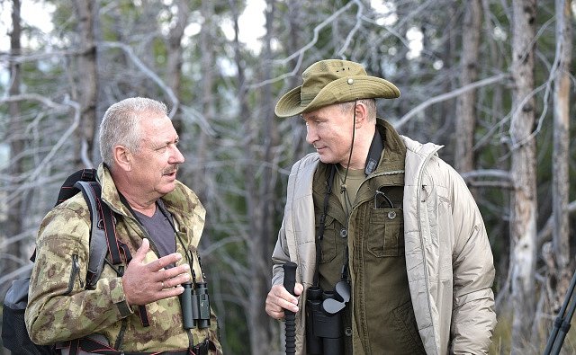 Vladimir Putin v rozhovoru s vedoucím přírodní rezervace Západního Sajanu Gennadym Kiselevem.