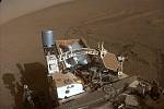 Výzkumné vozítko Perserverance v kráteru Jezero na Marsu