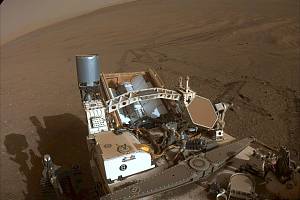 Výzkumné vozítko Perserverance v kráteru Jezero na Marsu