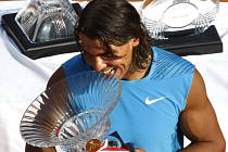 Španěl Rafael Nadal zdolal Švýcara Federera dvakrát 7:5 a radovat se z poháru pro vítěze turnaje v Monte Carlu.