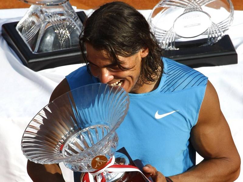 Španěl Rafael Nadal zdolal Švýcara Federera dvakrát 7:5 a radovat se z poháru pro vítěze turnaje v Monte Carlu.