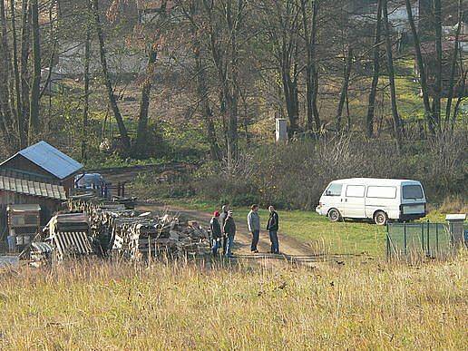 V Hajanech na Blatensku ve středu 12. listopadu policisté zastřelili uprchlého vězně Pavla Tauchena a jeho ženu, která mu k útěku pomáhala, postřelili. Policie na místě a v domě, kde se měli manželé ukrývat, vyšetřovala jště ve čtvrtek 12. listopadu.