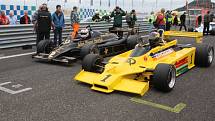 Prvních osm formulí do nedělního závodu odstartovaly v obráceném pořadí. Proto byl v první řadě i žlutý vůz Fittipaldi F5A