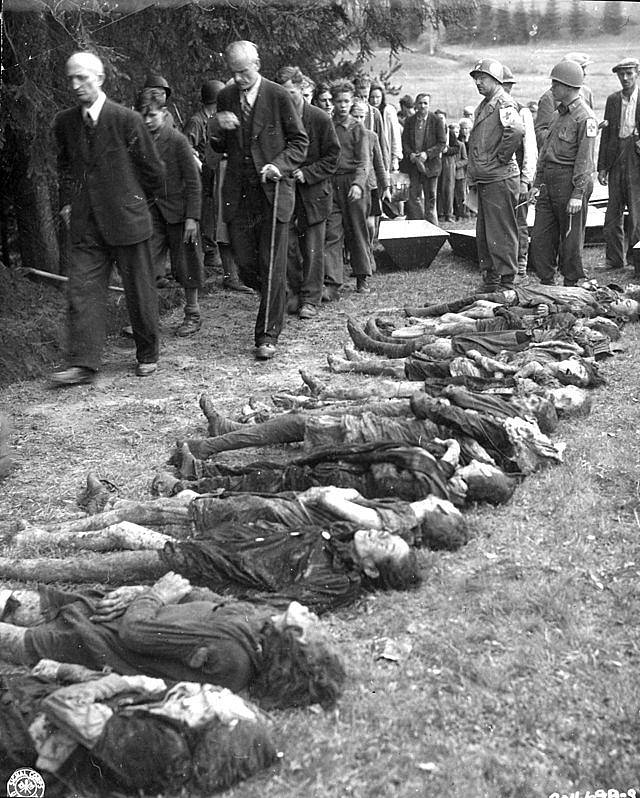 Povraždění židovští účastníci pochodu smrti přes Volary, jejichž těla si museli zblízka prohlédnout němečtí civilisté
