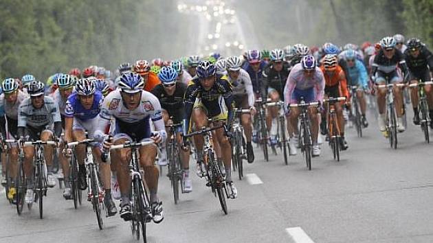 Čtvrtou etapu Tour de France provázel déšť.