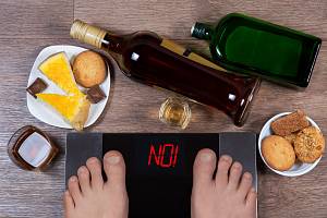 Popíjení alkoholu může snadno zničit jakékoliv snahy o hubnutí.