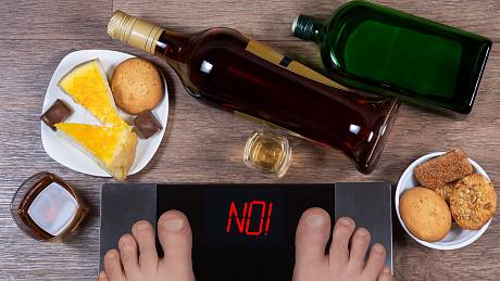 Popíjení alkoholu může snadno zničit jakékoliv snahy o hubnutí.