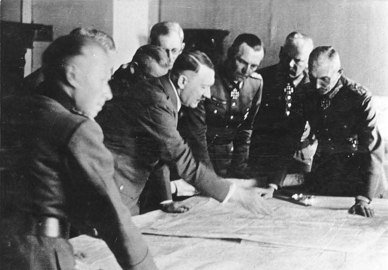 Adolf Hitler na briefingu velitelství skupiny armád Jih v Poltavě. Zleva doprava generálové Adolf Ernst Heusinger, von Sodenstern a Max Freiherr von Weichs, Adolf Hitler a generálové Friedrich Paulus a Eberhard von Mackensen a polní maršál Fedor von Bock