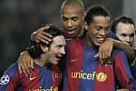 Hvězdná trojice Barcelony - zleva Messi, Henry a Ronaldinho.