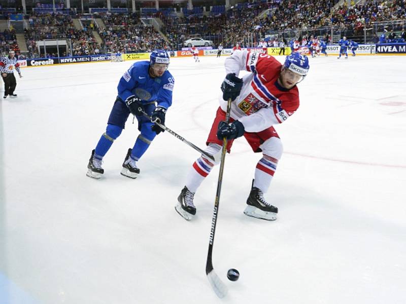 Jakub Jeřábek (vpravo) proti Kazachstánu.